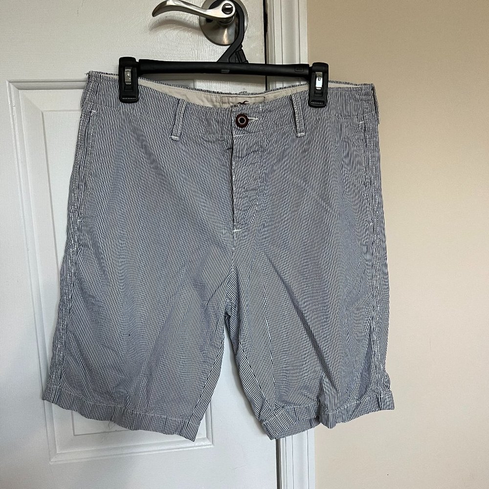 Hollister White/Navy Blue Striped Shorts - Size 33 - Relaxed Fit